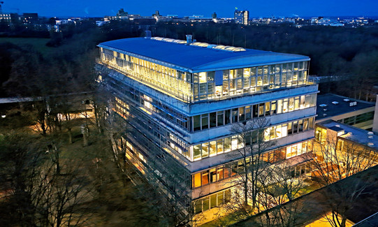Geschossbau 1 Campus Süd Bereichsbibliothek Raumplanung im GB 1 Campus Süd, beleuchtet (Drohnenfoto)