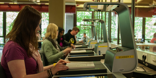 Aufsichtscanner in der UB Bücher werden eingescannt