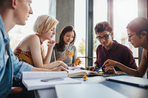 Lerngruppe Fünf Studierende lernen gemeinsam.