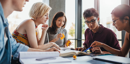 Lerngruppe Fünf Studierende lernen gemeinsam.