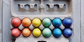 Bunte Ostereier Ein Eierkarton mit bunten Ostereiern