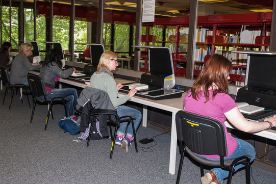 Aufsichtscanner in der UB Studierende am Scanner