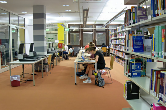 Lernplätze Emil-Figge-Bibliothek 3 Studierende lernen in der Bibliothek