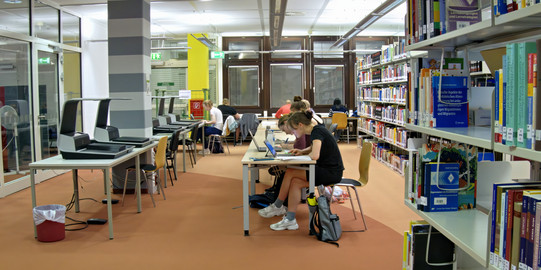Lernplätze Emil-Figge-Bibliothek 3 Studierende lernen in der Bibliothek