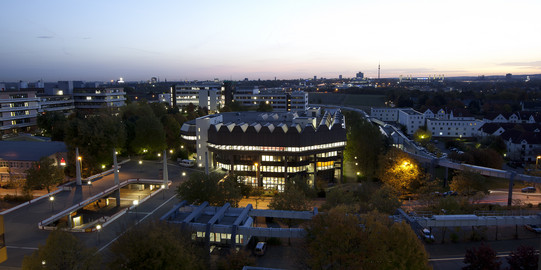 Universitätsbibliothek Dortmund beleuchtet (7) Gebäude der Universitätsbibliothek in der Dämmerung, hell beleuchtet (7)
