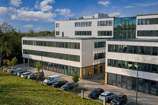 Sebrath-Bibliothek, Sebrathweg 7 (Vorderansicht) Sebrath-Bibliothek Vorderansicht mit Autos und Bäumen im Vordergrund