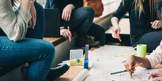 Lerngruppe junge Menschen 2 Eine Lerngruppe aus 4 jungen Menschen diskutiert an einem Tisch