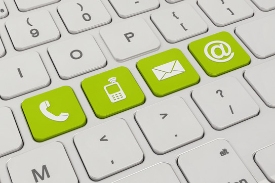 Kontakt Auf einer weißen Tastatur sind vier Tasten grün eingefärbt. Darauf zu sehen sind Symbole für ein Telefon, ein Mobiltelefon, ein Briefumschlag und ein "at"-Zeichen.