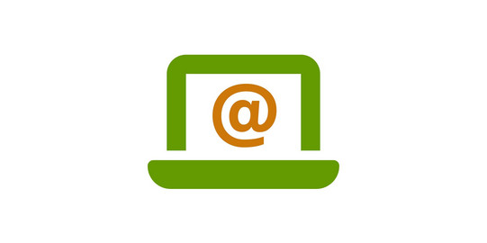News-Icon Kontakt Icon zeigt einen aufgeklappten, grünen Laptop mit einem orangenen @-Zeichen auf dem Display.